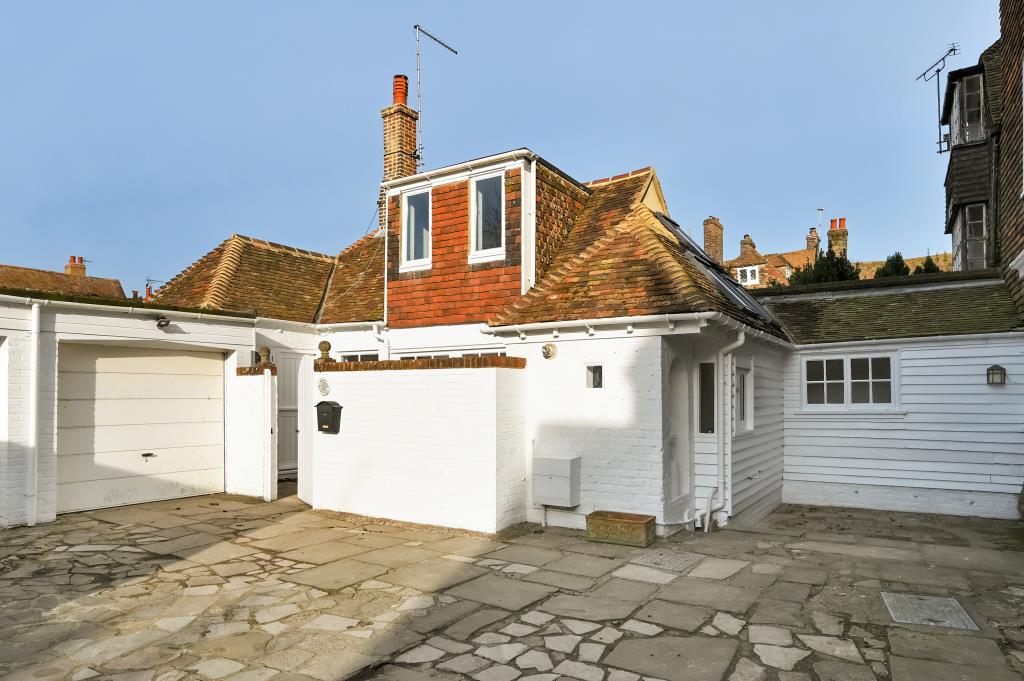 Lot: 152 - TERRACE HOUSE IN DESIRABLE LOCATION - Front aspect of property